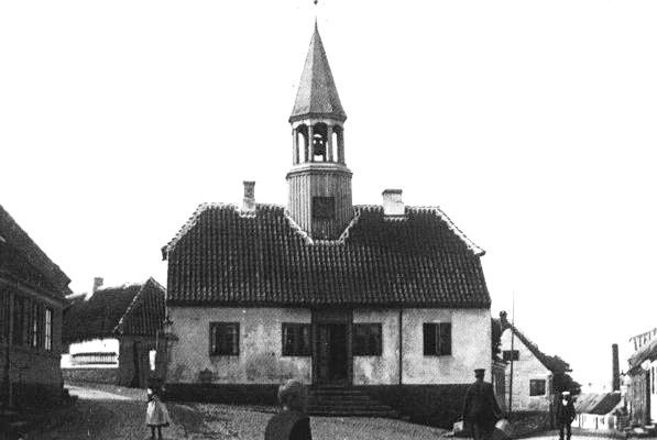 Billedet viser rådhuset før restaureringen i 1906 med hvidkalkede mure. 

